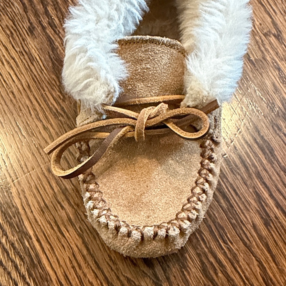 Minnetonka Tan Suede Moccasins with Cream Lining - Picture 5 of 12